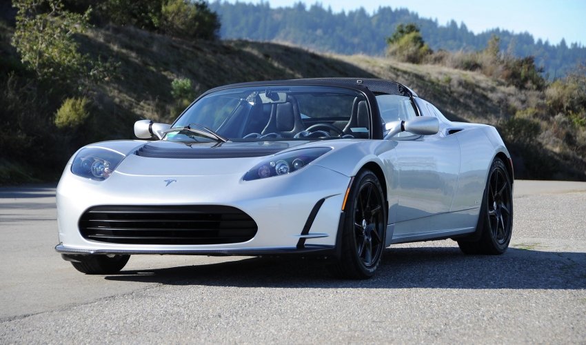Tesla представит Roadster нового поколения через три года